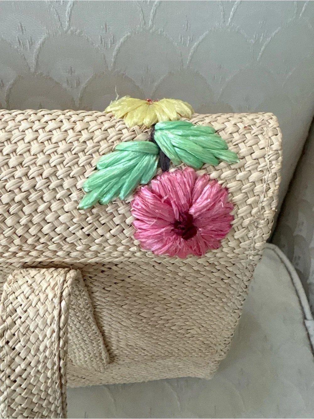 Vintage Bermuda Craft Straw Handbag w/raffia floral decoration. Very nice shape
